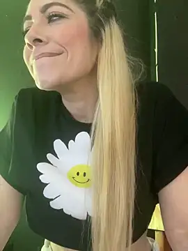 viktoria davis  online show from March 11, 1:05 am