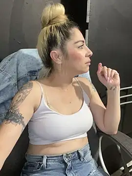 viktoria davis  online show from March 14, 2:10 am