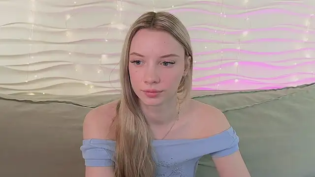 Snapshot of katt__y chatting on February 20, 5:04 am katt y online show from February 20, 5:04 am