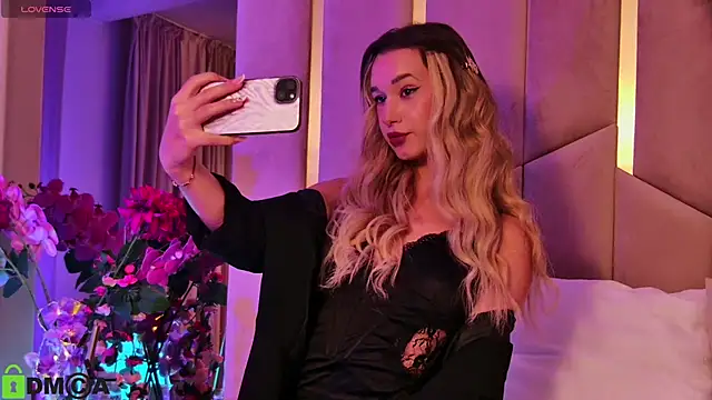 MaeveDream online show from October 22, 6:29 pm