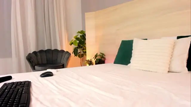 EllaWhiteX online show from May 29, 5:00 pm