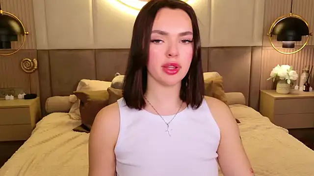 LauraBrigs online show from March 10, 8:59 am