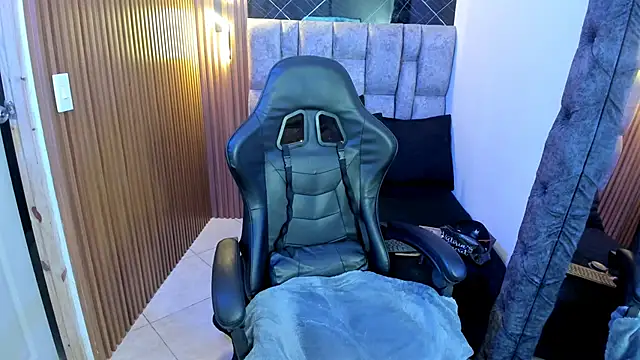 Snapshot of Hiraku_dl chatting on February 8, 10:51 pm Hiraku dl online show from February 8, 10:51 pm