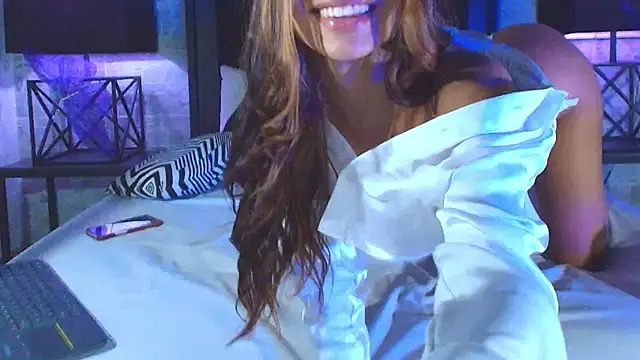 Snapshot of Bella_Smiith_ chatting on February 8, 11:45 pm Bella Smiith online show from February 8, 11:45 pm