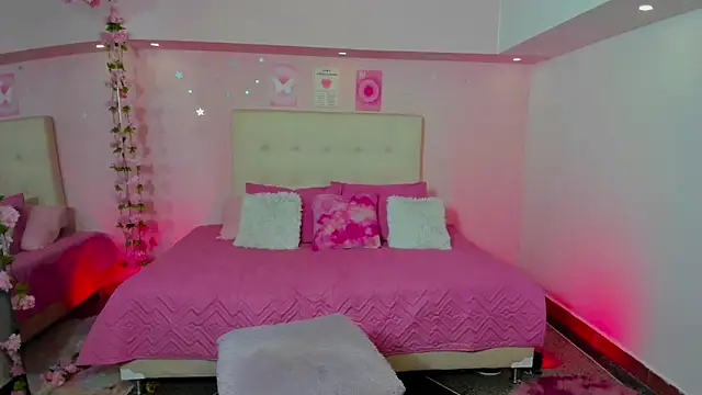 ScarlettDreamss7 online show from October 18, 9:15 pm