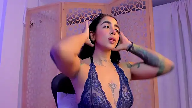 Snapshot of sophierooy22 chatting on December 1, 4:51 pm sophierooy22 online show from December 1, 4:51 pm