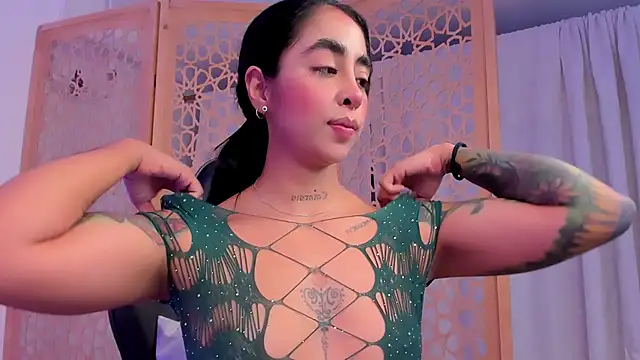 Snapshot of sophierooy22 chatting on December 7, 5:53 pm sophierooy22 online show from December 7, 5:53 pm