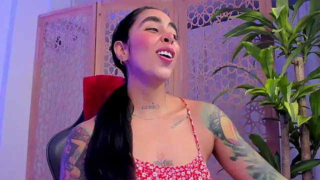 Snapshot of sophierooy22 chatting on December 26, 10:09 pm sophierooy22 online show from December 26, 10:09 pm