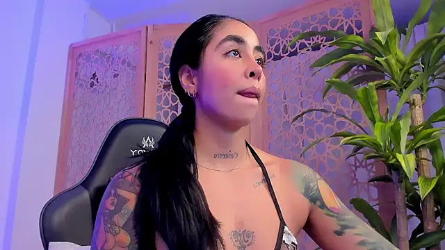 Snapshot of sophierooy22 chatting on January 8, 4:11 pm sophierooy22 online show from January 8, 4:11 pm