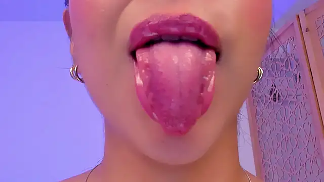 Snapshot of sophierooy22 chatting on January 13, 8:04 pm sophierooy22 online show from January 13, 8:04 pm