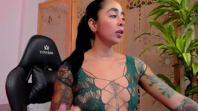 Snapshot of sophierooy22 chatting on January 22, 1:53 pm sophierooy22 online show from January 22, 1:53 pm