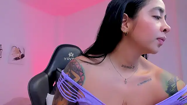 Snapshot of sophierooy22 chatting on September 26, 12:53 pm sophierooy22 online show from September 26, 12:53 pm