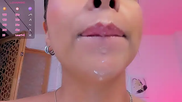 Snapshot of sophierooy22 chatting on October 16, 1:17 am sophierooy22 online show from October 16, 1:17 am