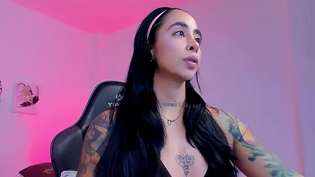 Snapshot of sophierooy22 chatting on October 19, 2:07 pm sophierooy22 online show from October 19, 2:07 pm