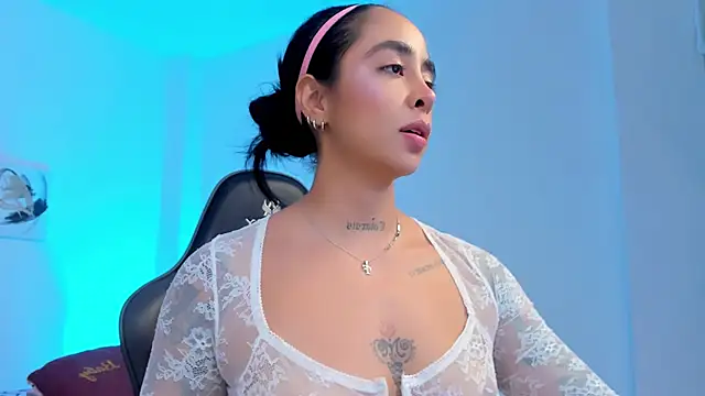 Snapshot of sophierooy22 chatting on October 23, 6:06 pm sophierooy22 online show from October 23, 6:06 pm