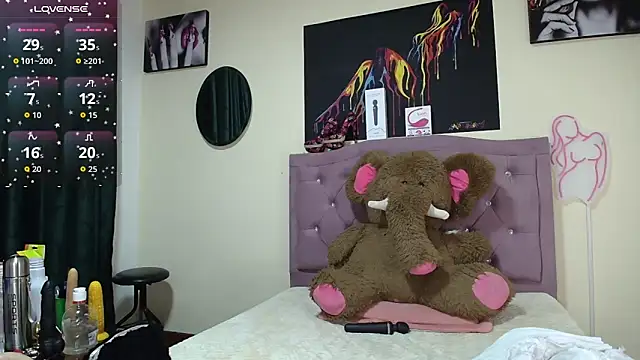 Snapshot of Emmie_Hot chatting on September 19, 12:17 pm Emmie Hot online show from September 19, 12:17 pm