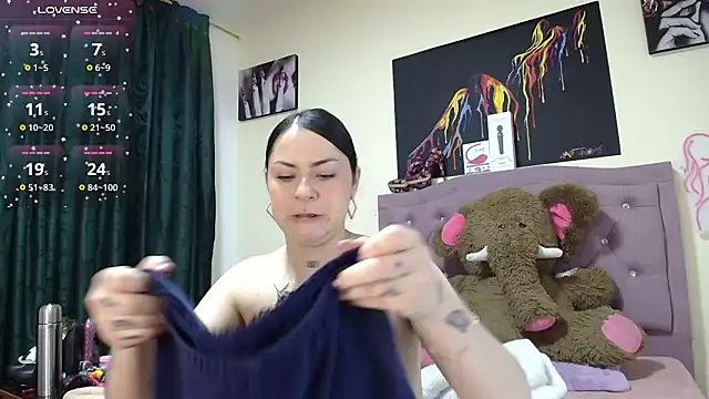 Snapshot of Emmie_Hot chatting on October 3, 12:02 pm Emmie Hot online show from October 3, 12:02 pm