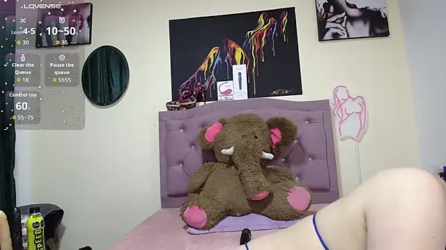 Snapshot of Emmie_Hot chatting on October 4, 12:25 pm Emmie Hot online show from October 4, 12:25 pm