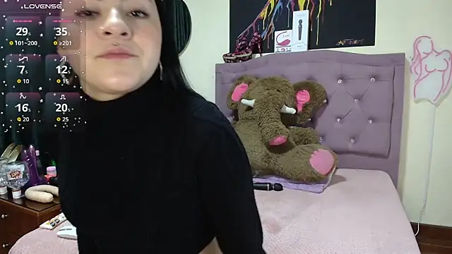 Snapshot of Emmie_Hot chatting on October 6, 12:02 pm Emmie Hot online show from October 6, 12:02 pm