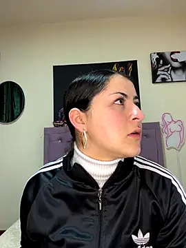 Snapshot of Emmie_Hot chatting on October 17, 1:03 pm Emmie Hot online show from October 17, 1:03 pm