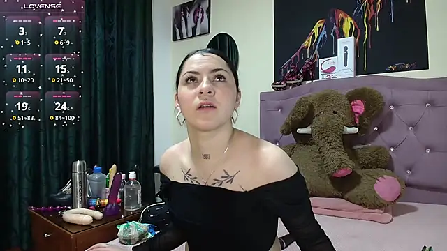 Snapshot of Emmie_Hot chatting on October 20, 12:05 pm Emmie Hot online show from October 20, 12:05 pm