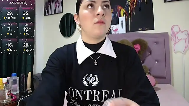 Snapshot of Emmie_Hot chatting on October 24, 12:01 pm Emmie Hot online show from October 24, 12:01 pm