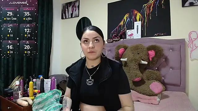 Snapshot of Emmie_Hot chatting on October 31, 12:06 pm Emmie Hot online show from October 31, 12:06 pm