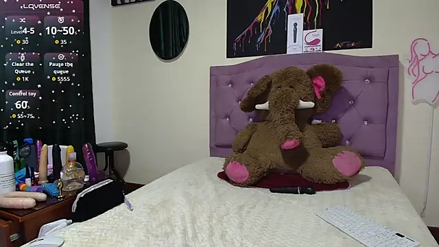 Snapshot of Emmie_Hot chatting on March 5, 12:01 pm Emmie Hot online show from March 5, 12:01 pm