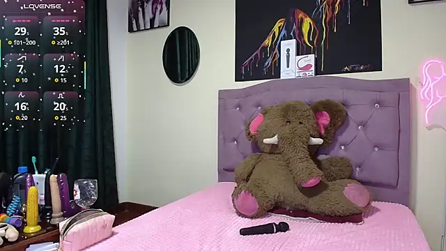 Snapshot of Emmie_Hot chatting on March 28, 12:05 pm Emmie Hot online show from March 28, 12:05 pm