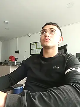 Snapshot of Thonny-becker chatting on February 15, 9:48 pm Thonny-becker online show from February 15, 9:48 pm