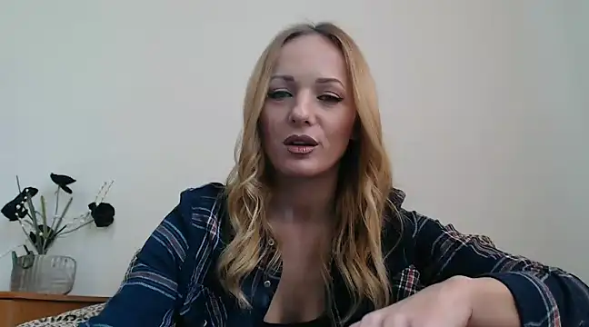 Snapshot of EllyaDiamond chatting on February 17, 7:37 am EllyaDiamond online show from February 17, 7:37 am