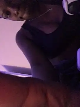 Snapshot of theprettysoles chatting on April 5, 1:47 am theprettysoles online show from April 5, 1:47 am