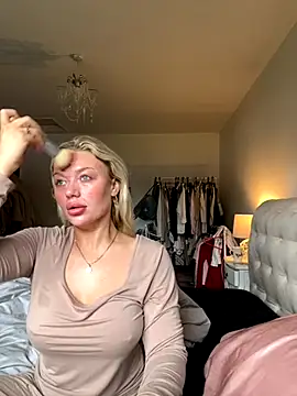 blissdimicco online show from October 31, 9:32 am