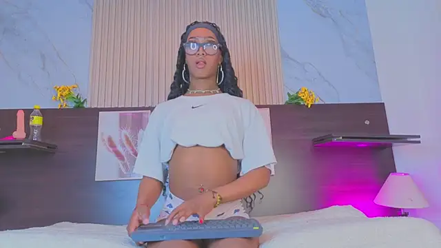 nahomy james25 online show from October 5, 10:40 pm