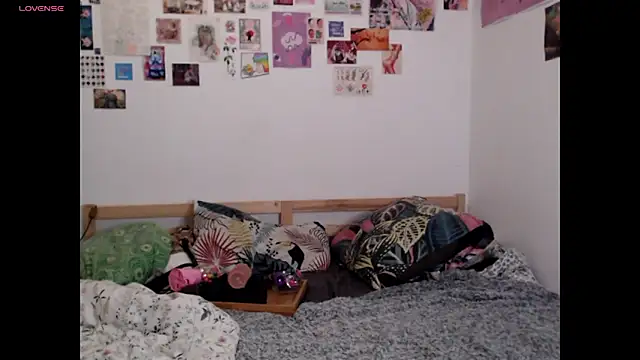 Snapshot of AdorahB3ll3 chatting on December 16, 8:14 pm AdorahB3ll3 online show from December 16, 8:14 pm