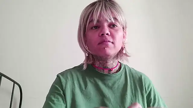 Snapshot of serena__vedette chatting on May 4, 8:21 am serena vedette online show from May 4, 8:21 am