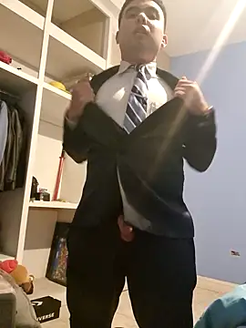 Hombre de traje online show from January 21, 10:08 am