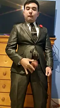 Hombre de traje online show from March 14, 9:24 am