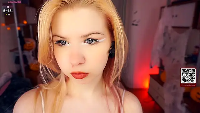 LynetHakes online show from November 5, 4:23 am