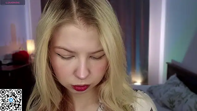 Snapshot of LynetHakes chatting on March 18, 6:16 am LynetHakes online show from March 18, 6:16 am