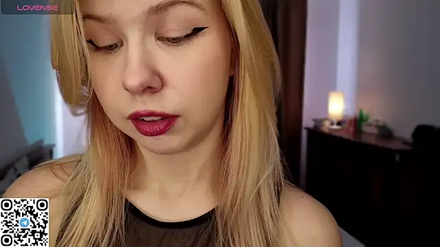 Snapshot of LynetHakes chatting on March 26, 6:30 am LynetHakes online show from March 26, 6:30 am