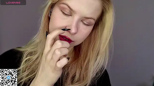 Snapshot of LynetHakes chatting on March 28, 6:24 am LynetHakes online show from March 28, 6:24 am