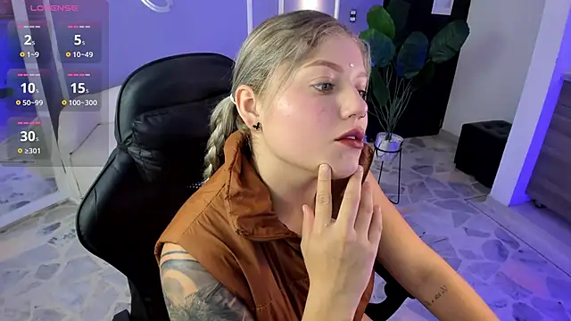 Snapshot of alaia_greyy chatting on September 18, 1:02 pm alaia greyy online show from September 18, 1:02 pm