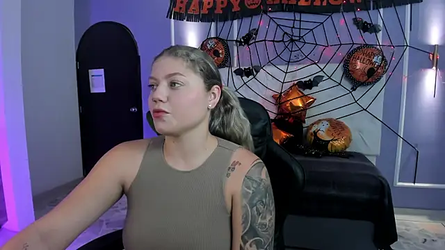 Snapshot of alaia_greyy chatting on October 18, 12:50 pm alaia greyy online show from October 18, 12:50 pm