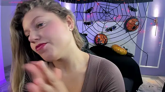 Snapshot of alaia_greyy chatting on October 28, 1:25 pm alaia greyy online show from October 28, 1:25 pm