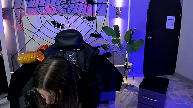 Snapshot of alaia_greyy chatting on November 4, 12:37 pm alaia greyy online show from November 4, 12:37 pm