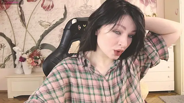 Snapshot of BritneyBarker chatting on February 14, 3:47 am BritneyBarker online show from February 14, 3:47 am