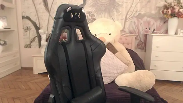 Snapshot of BritneyBarker chatting on March 12, 6:19 am BritneyBarker online show from March 12, 6:19 am