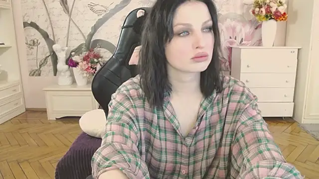 Snapshot of BritneyBarker chatting on March 17, 8:23 pm BritneyBarker online show from March 17, 8:23 pm