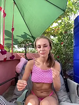 Snapshot of White_Lu chatting on February 14, 2:30 am White Lu online show from February 14, 2:30 am